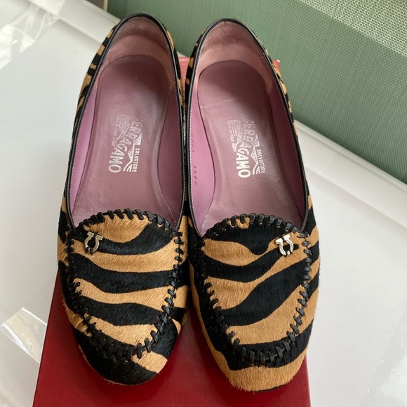 Salvatore Ferragamo Flats. Sz 9B - Picture 1 of 4